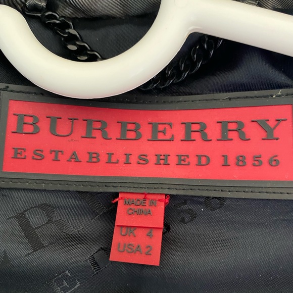 Burberry jacket! Size 4 uk or size 2 US. Beautiful fox fur hood. Stunning coat - Picture 2 of 12